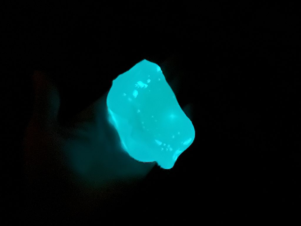 紫外線を使って工作しよう!暗闇で光るスライムづくり