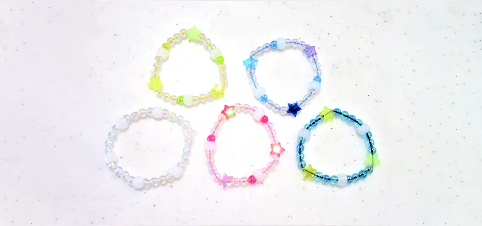 紫外線で色が変わるアクセサリーをつくろう!